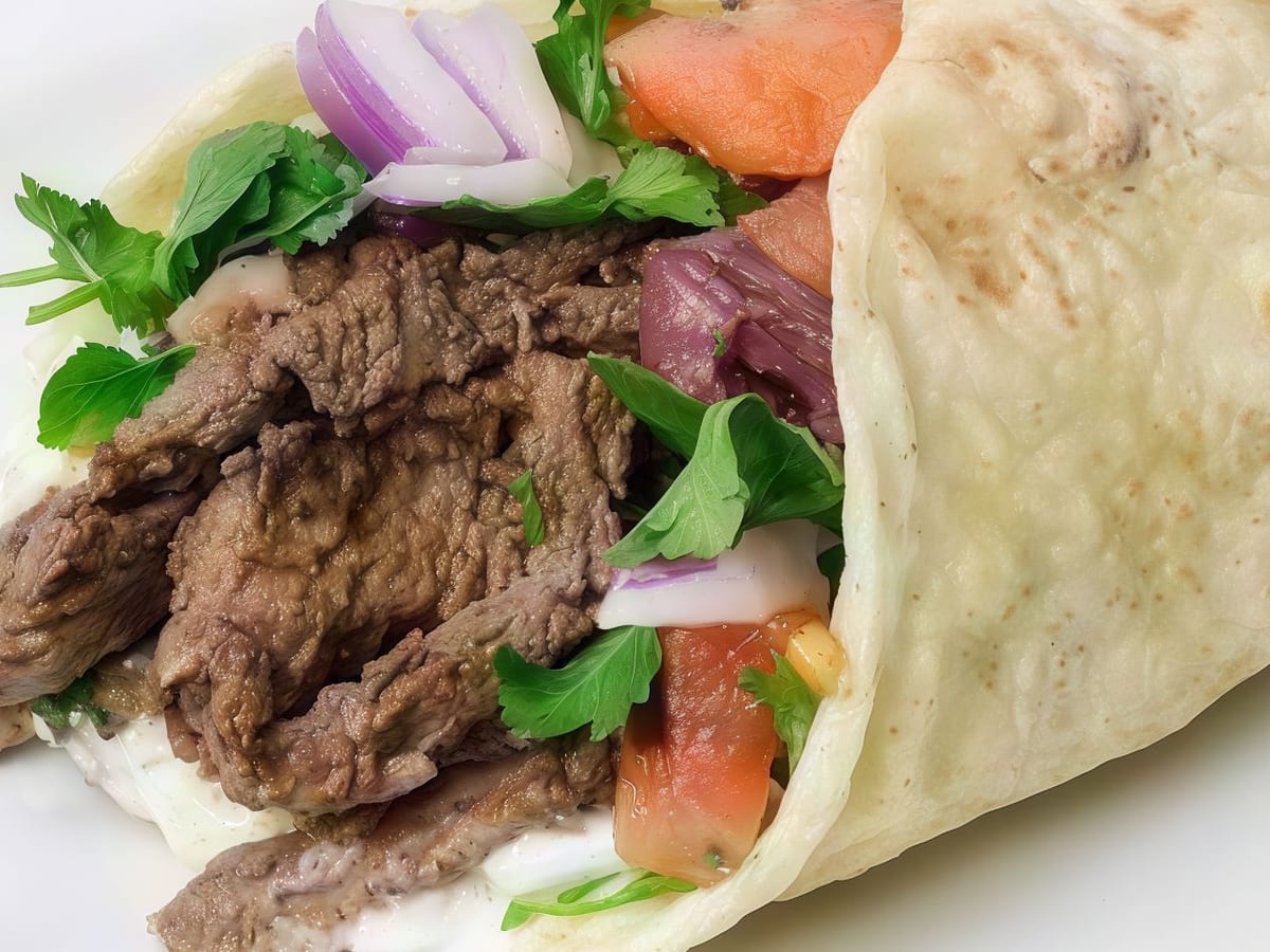شاورما لحم — شرائح لحم بقري متبلة ملفوفة مع الطحينة والمخللات والخضار الطازجة | Cock "N" Bull, Sharjah