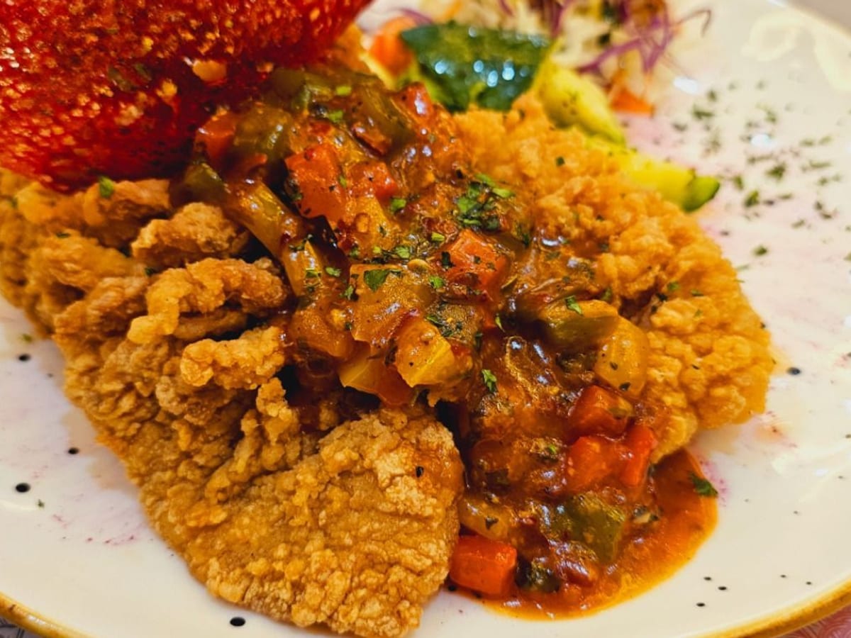 سمك الشيف الخاص — سمك مقلي طري مغطى بصلصة سي إن بي المميزة وخضار سوتيه | Cock "N" Bull, Sharjah