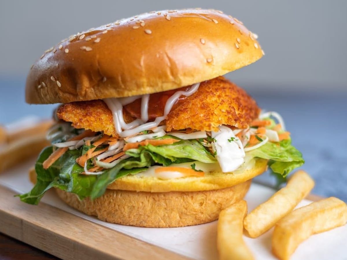 برجر صدر دجاج — برجر صدر دجاج مقلي وعصيري، متعة كلاسيكية | Cock "N" Bull, Sharjah