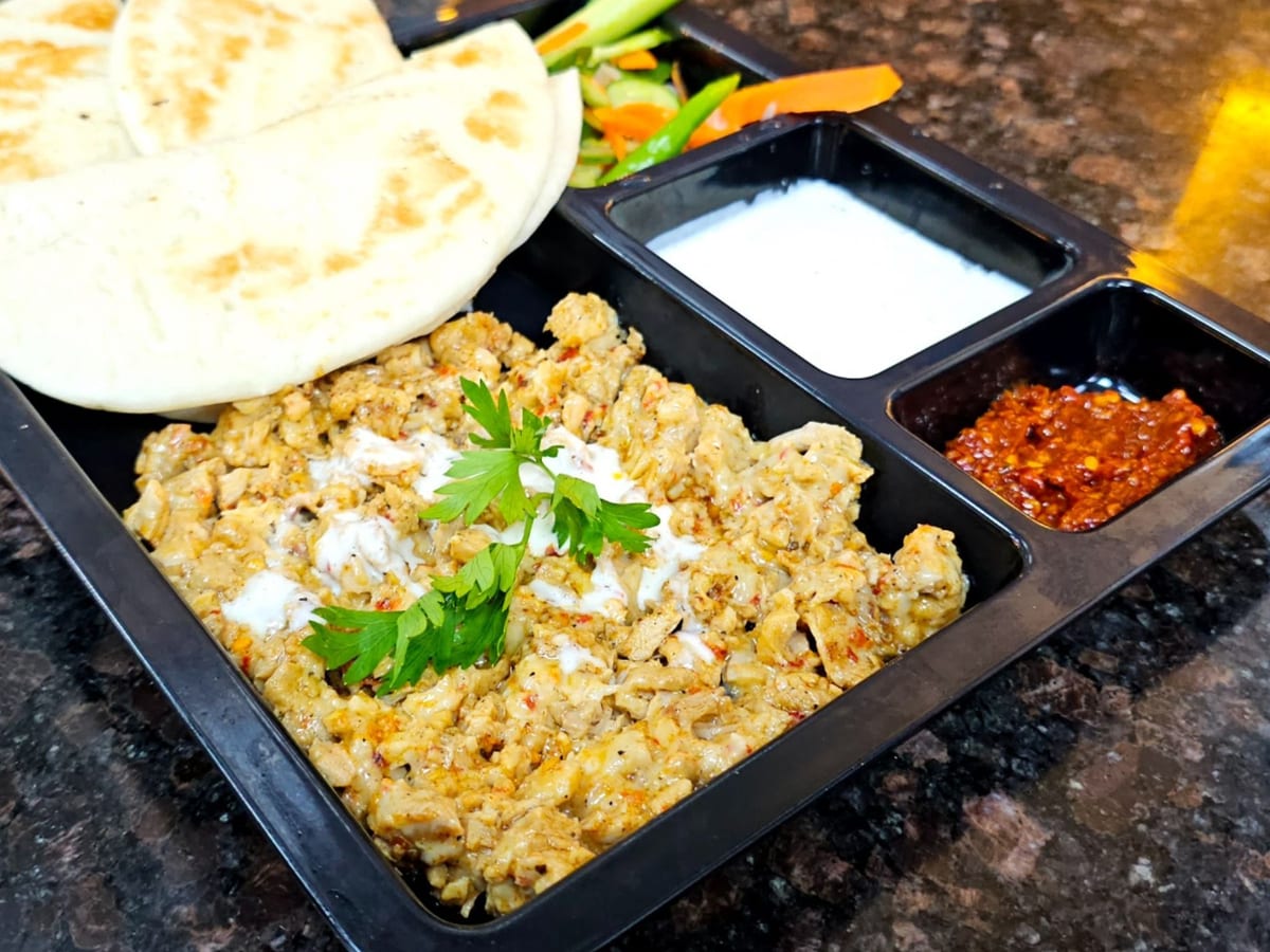 طبق دجاج بالجبن — طبق شاورما الدجاج مغطى بالجبن الذائب، يقدم مع البطاطس وصلصة الثوم | Cock "N" Bull, Sharjah