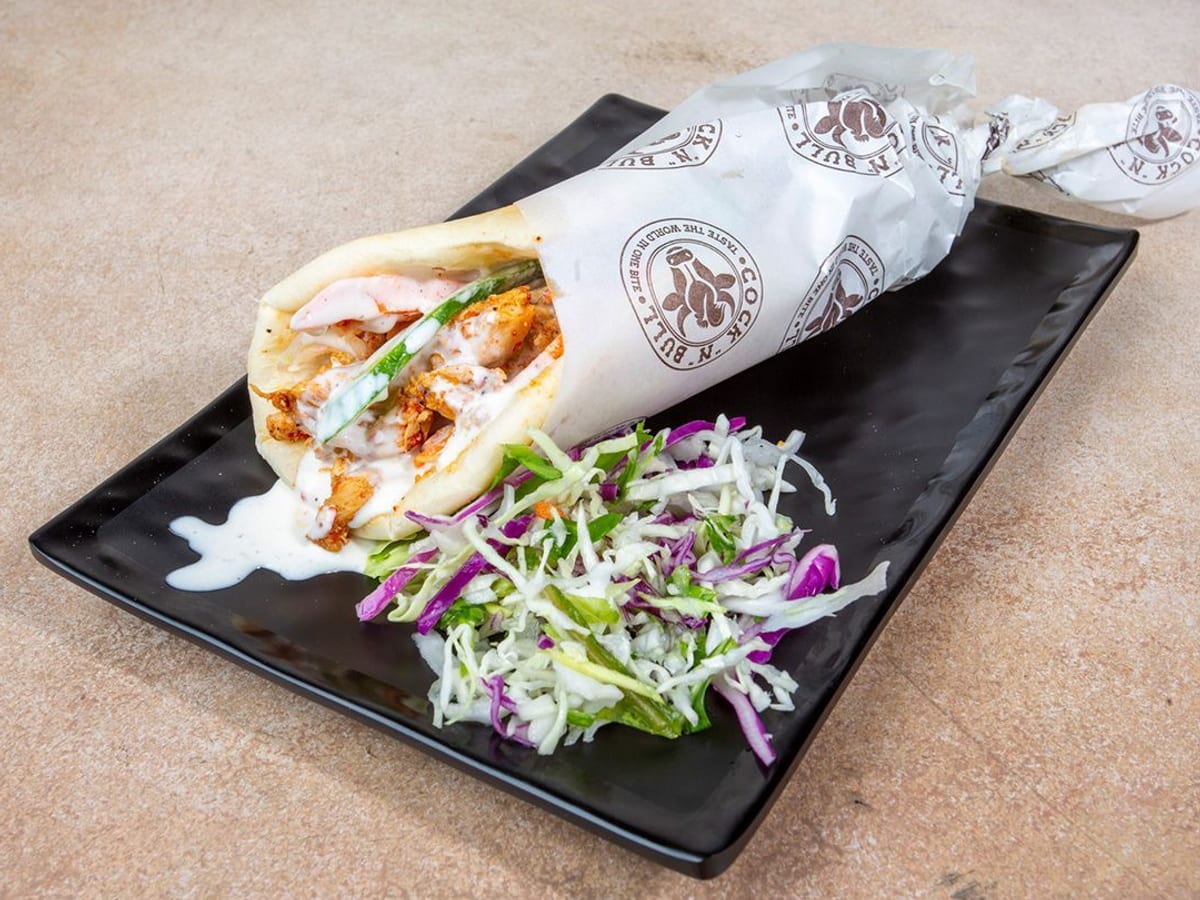 شاورما دجاج بالجبن — شاورما الدجاج الكلاسيكية محملة بالجبن الذائب لنكهة أغنى | Cock "N" Bull, Sharjah