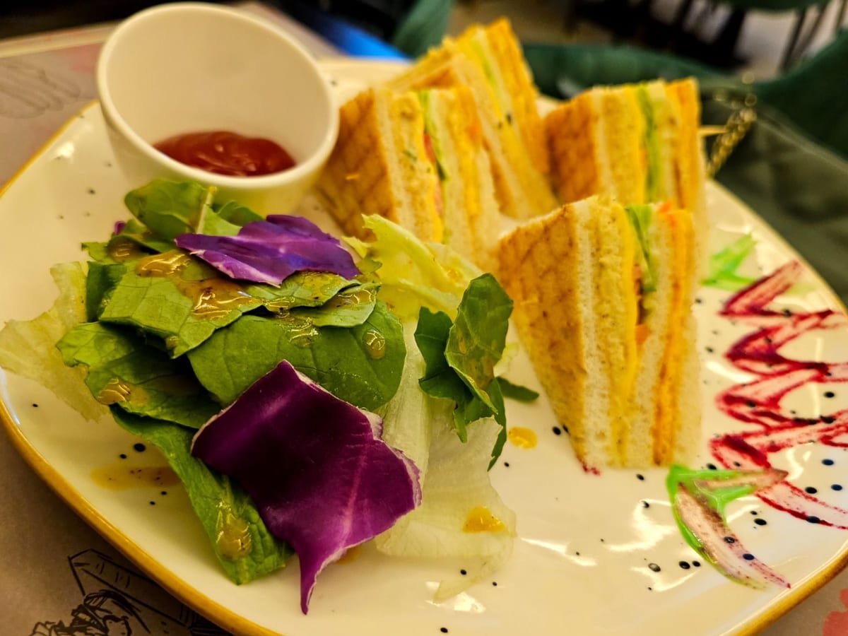 ساندويتش كلوب دجاج — ساندويتش كلاسيكي مع دجاج مسلوق وبيض، مع المايونيز والطماطم والخس والجبن | Cock "N" Bull, Sharjah