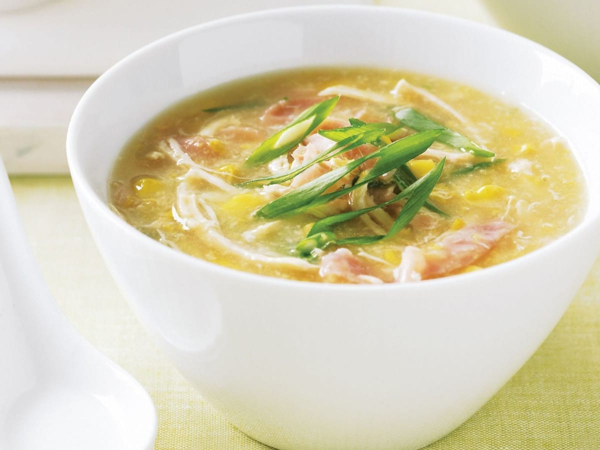 شوربة الدجاج بالذرة — دجاج مفروم وذرة حلوة مطحونة مطبوخة في مرق الدجاج ومتبلة بالتوابل الصينية | Cock "N" Bull, Sharjah