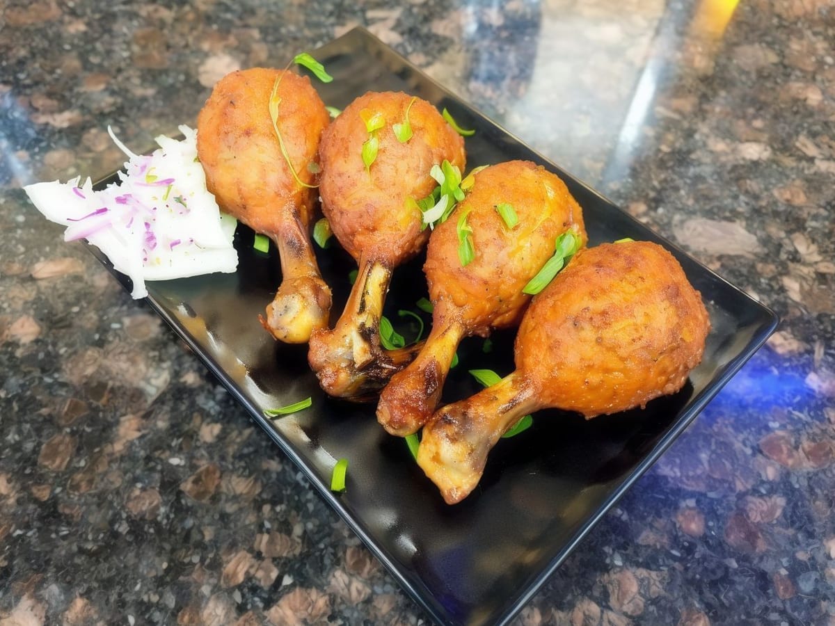 أفخاذ الدجاج — أفخاذ دجاج مفرومة حارة متبلة بالتوابل الصينية ومقلية بالخليط حتى تصبح ذهبية اللون | Cock "N" Bull, Sharjah