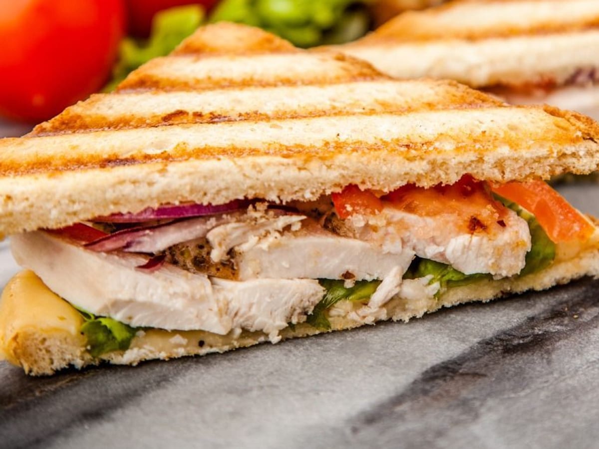 ساندويتش دجاج مشوي — وجبة خفيفة صحية مصنوعة من الخبز لمن يهتم بالسعرات الحرارية | Cock "N" Bull, Sharjah