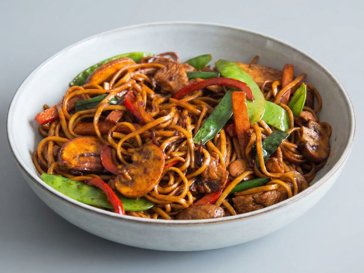 نودلز دجاج بصلصة المحار — قلي آسيوي سريع يجمع الدجاج مع صلصة المحار لنكهة لذيذة | Cock "N" Bull, Sharjah