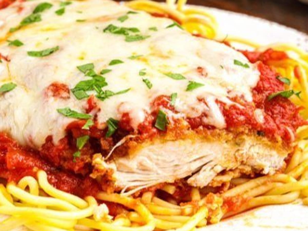 دجاج بارميزان — دجاج مقلي خاص محمّر مع جبن البارميزان والشيدر | Cock "N" Bull, Sharjah