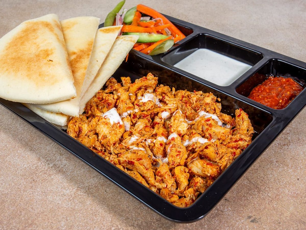 طبق دجاج — حصة كبيرة من دجاج الشاورما تقدم مع البطاطس وصلصة الثوم والخبز | Cock "N" Bull, Sharjah