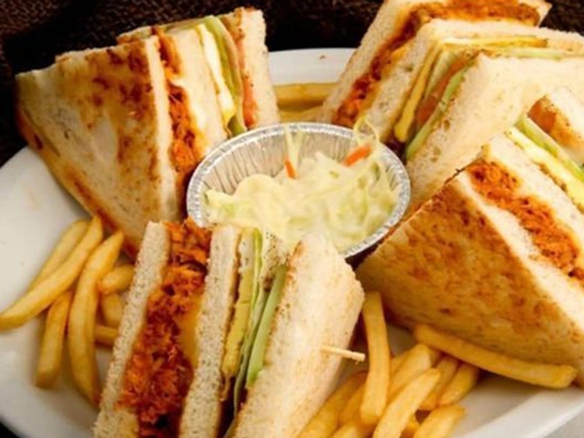 ساندويتش زنجر دجاج — شريحة صدر دجاج مغلفة بالبقسماط ومقلية مرتين، مع الخس والمايونيز في خبز محمص | Cock "N" Bull, Sharjah