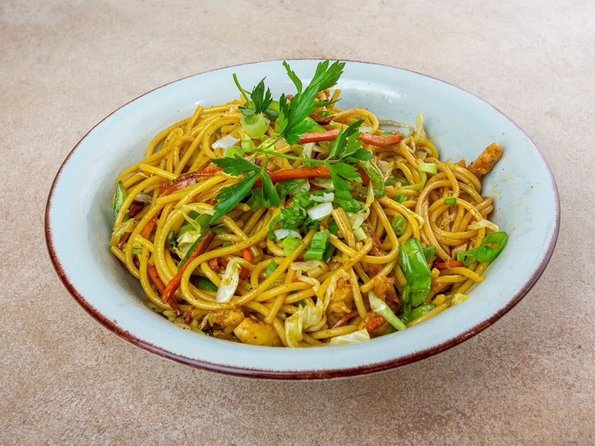 شاومين — الكلاسيكية الصينية، قطع لحم متبلة وخضار سوتيه في نودلز | Cock "N" Bull, Sharjah