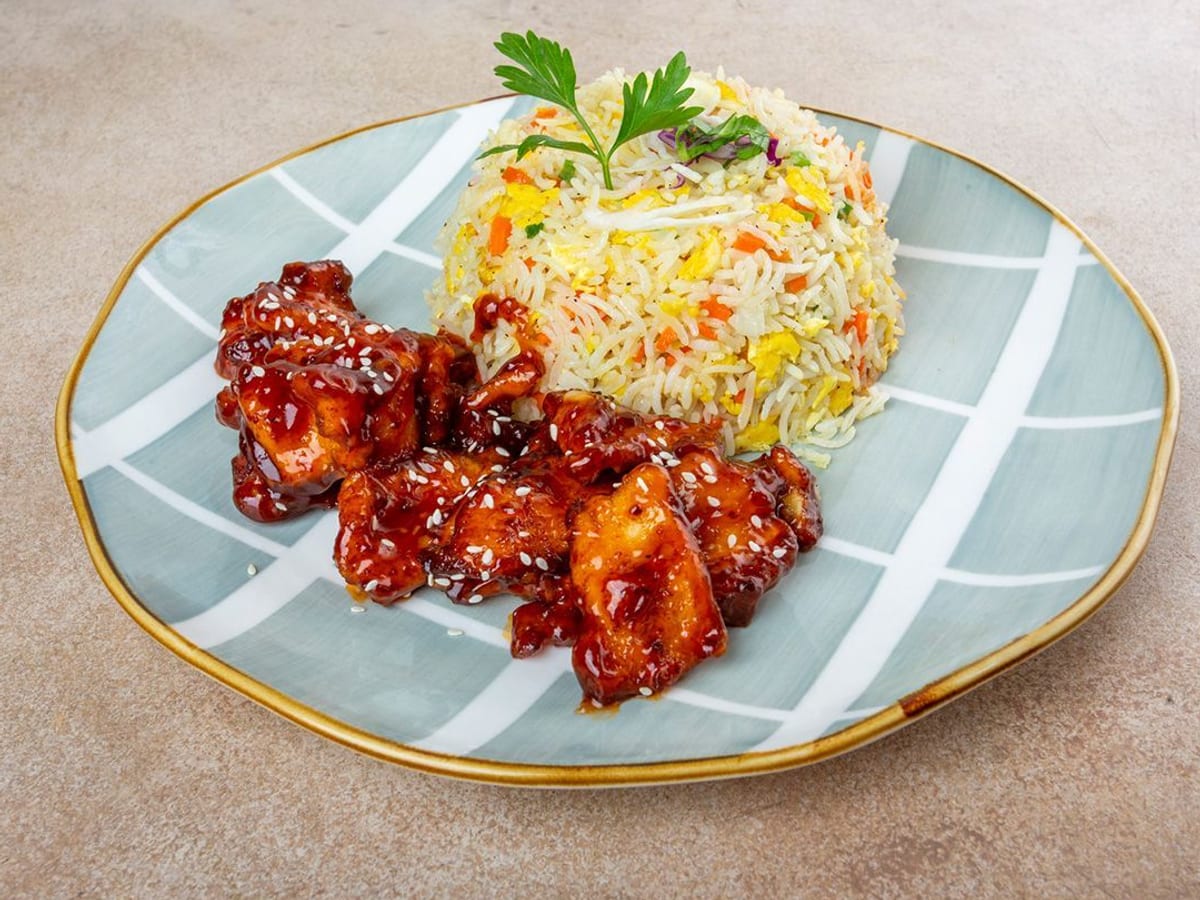 دجاج مقرمش بالعسل — دجاج مقلي مغطى بصلصة حلوة ومالحة، يقدم مع الأرز المقلي بالبيض | Cock "N" Bull, Sharjah