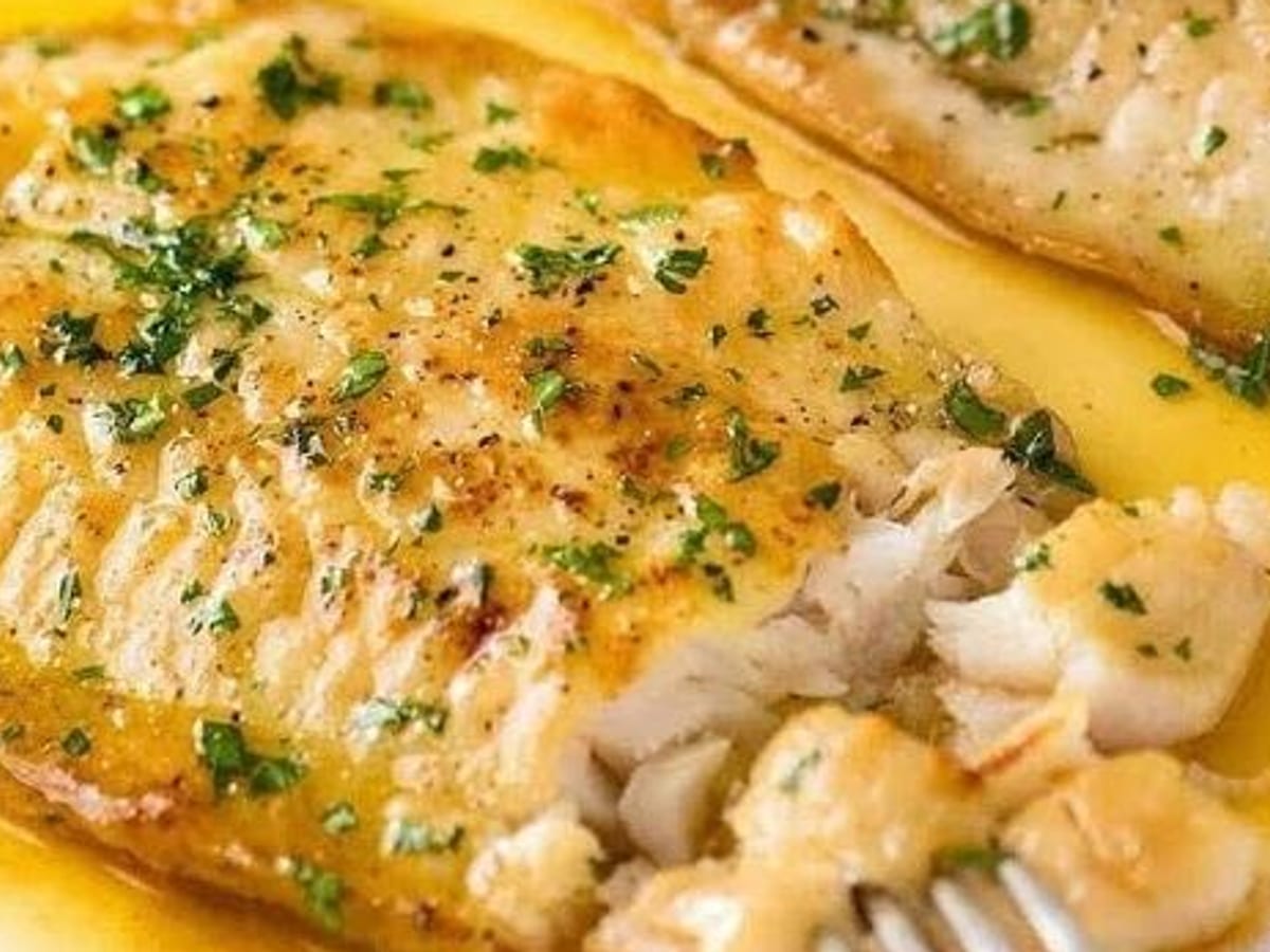 سمك بصلصة الليمون والزبدة — سمك طري ومتقشر مغمور في صلصة زبدة غنية ولاذعة | Cock "N" Bull, Sharjah