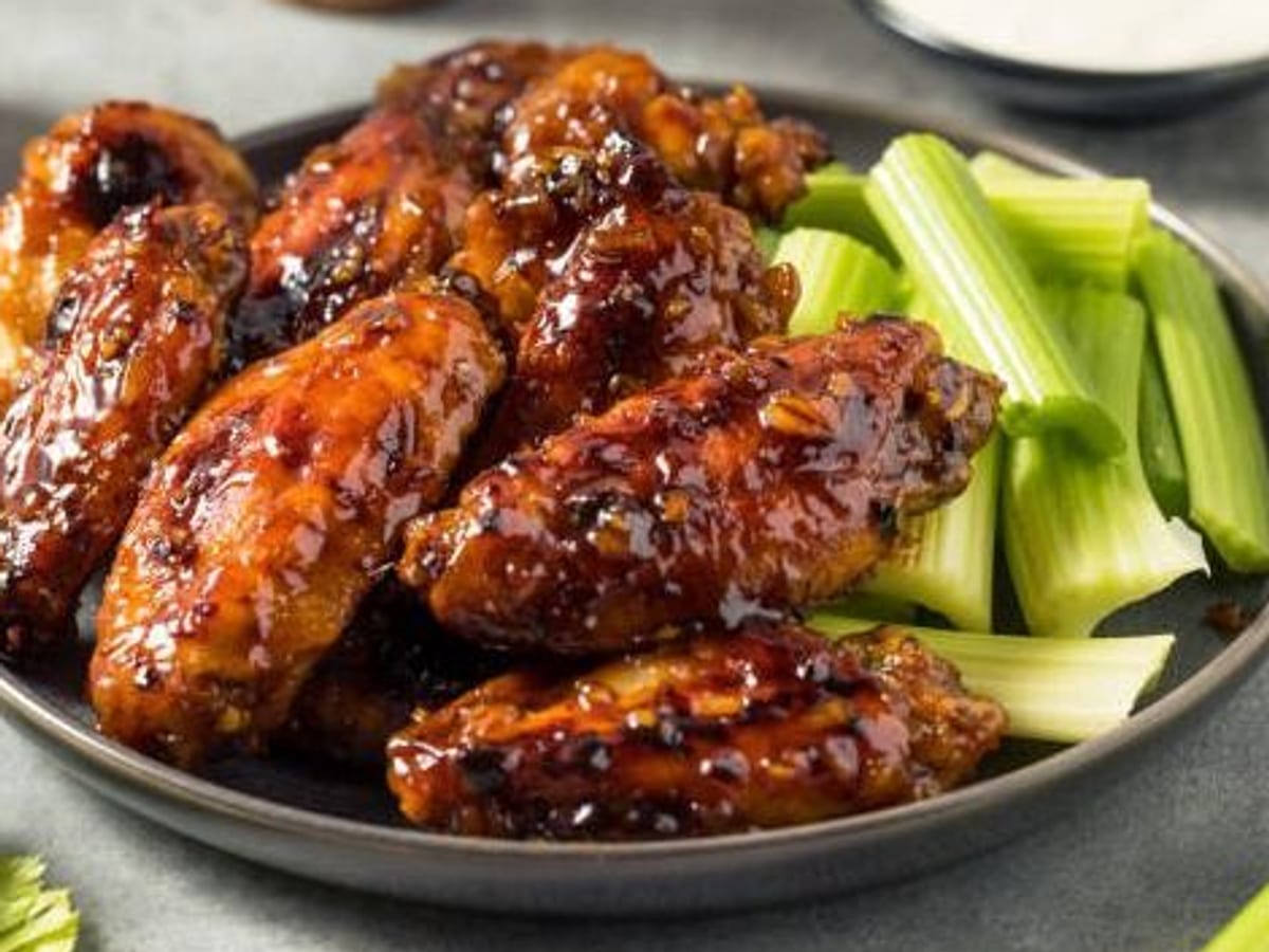 أجنحة دجاج بالعسل (7 قطع) — أجنحة دجاج حلوة ولزجة مغطاة بالعسل، مزيج رائع من النكهات المالحة والحلوة | Cock "N" Bull, Sharjah