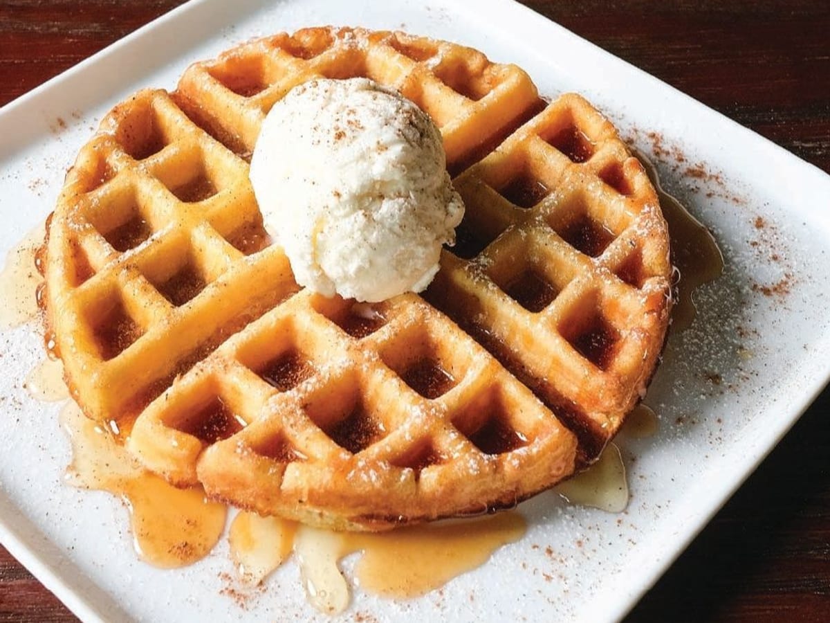وافل بالعسل — وافل مقرمش مغطى بالعسل ويقدم مع كرتين من آيس كريم الفانيليا | Cock "N" Bull, Sharjah
