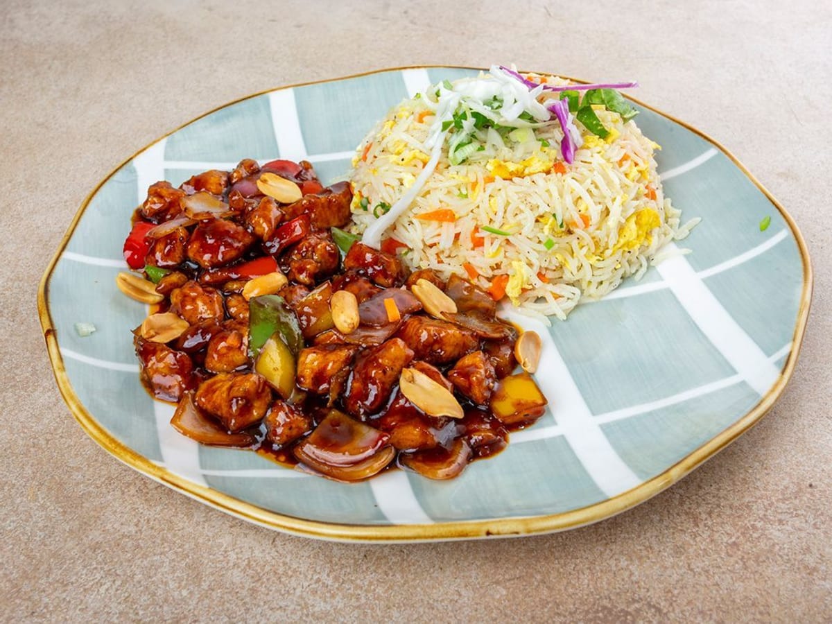 دجاج كونغ باو — قلي ساخن ولذيذ مع دجاج طري وفول سوداني ولمسة حارة | Cock "N" Bull, Sharjah