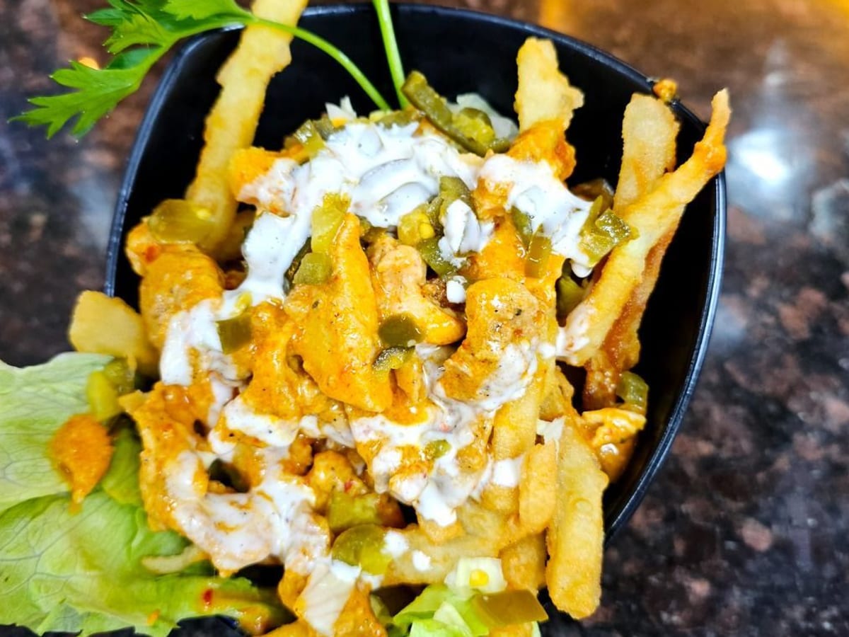 بطاطس محملة — بطاطس محملة بالجبن الذائب والدجاج المقرمش والصلصات المميزة | Cock "N" Bull, Sharjah