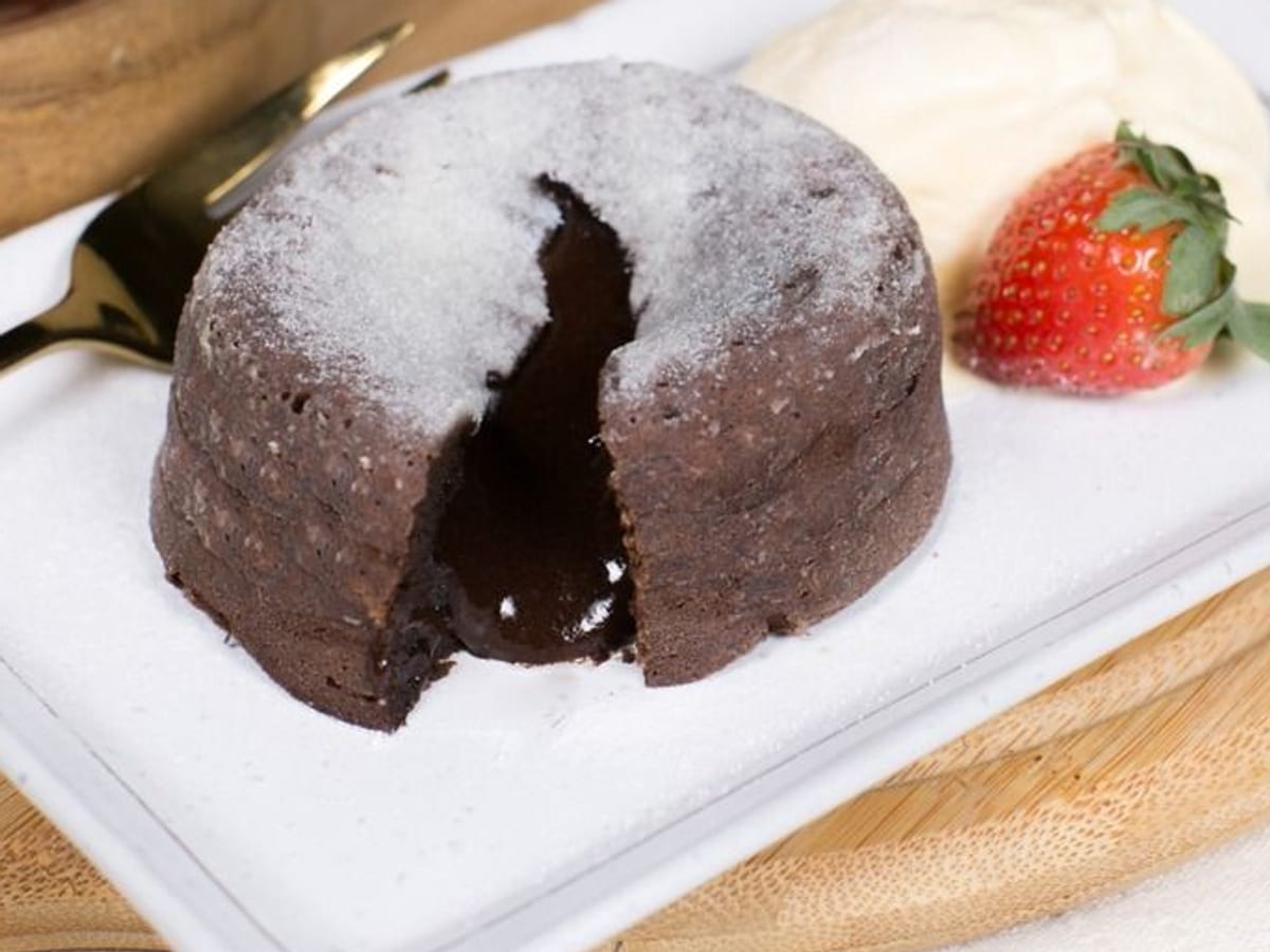 كيك الحمم البركانية — كيك شوكولاتة دافئ بمركز ذائب، يقدم مع كرة واحدة من آيس كريم الفانيليا | Cock "N" Bull, Sharjah