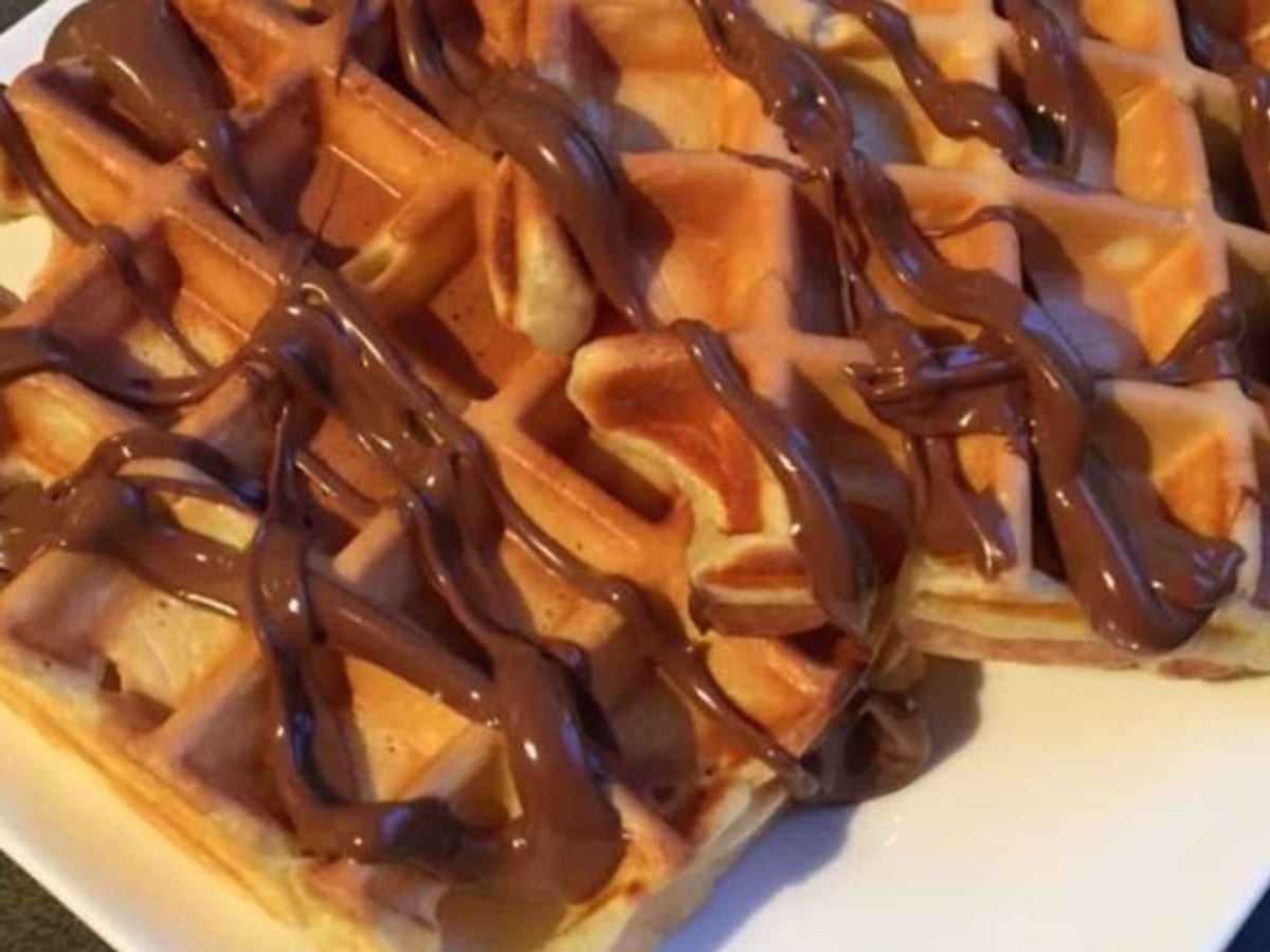 وافل نوتيلا شوكولاتة — وافل مقرمش مغطى بشوكولاتة نوتيلا ويقدم مع كرتين من آيس كريم الفانيليا | Cock "N" Bull, Sharjah