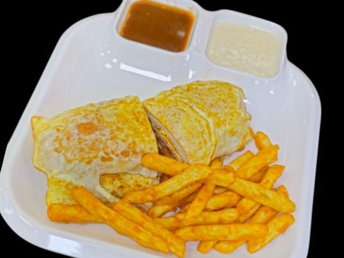 برجر شامي أندا — كلاسيكية عربات الطعام في كراتشي التي يعود إليها زبائننا. قطعة دجاج ودال، بيضة مقلية، شطني أخضر مميز — مع بطاطس… | Cock "N" Bull, Sharjah