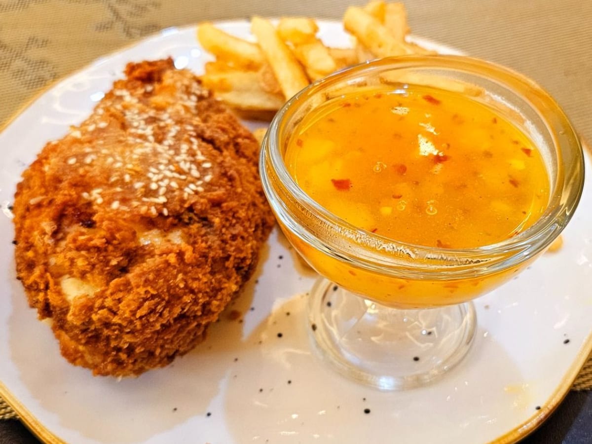 صدر دجاج محشي — صدر دجاج عصيري محشو بجبن الشيدر والموزاريلا، يقدم مع صلصة الأناناس وبطاطس سي إن بي | Cock "N" Bull, Sharjah