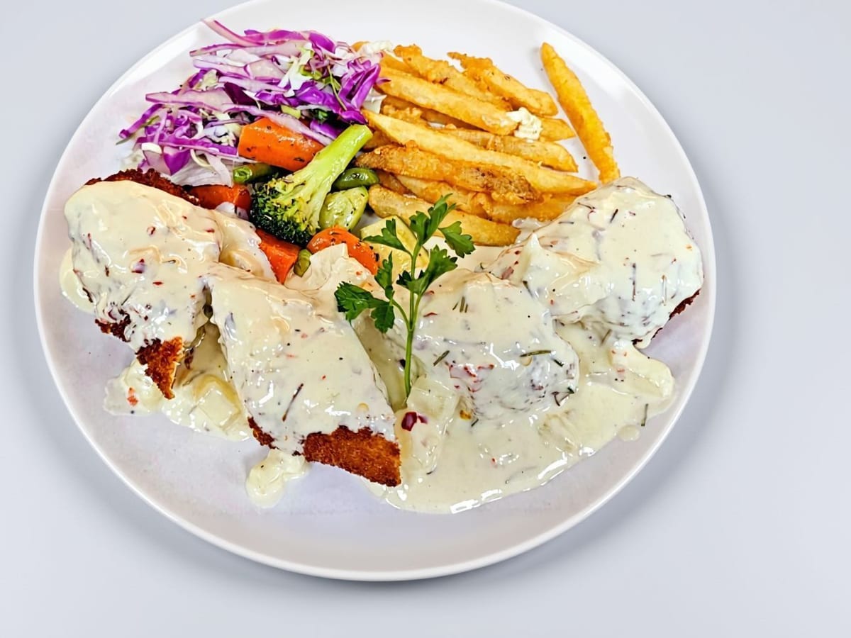 دجاج سويس بولو — صدر دجاج محشو بجبن الموزاريلا والشيدر والسبانخ واللوز، يقدم مع صلصة سويس بولو الكريمية وبطاطس سي إن بي | Cock "N" Bull, Sharjah