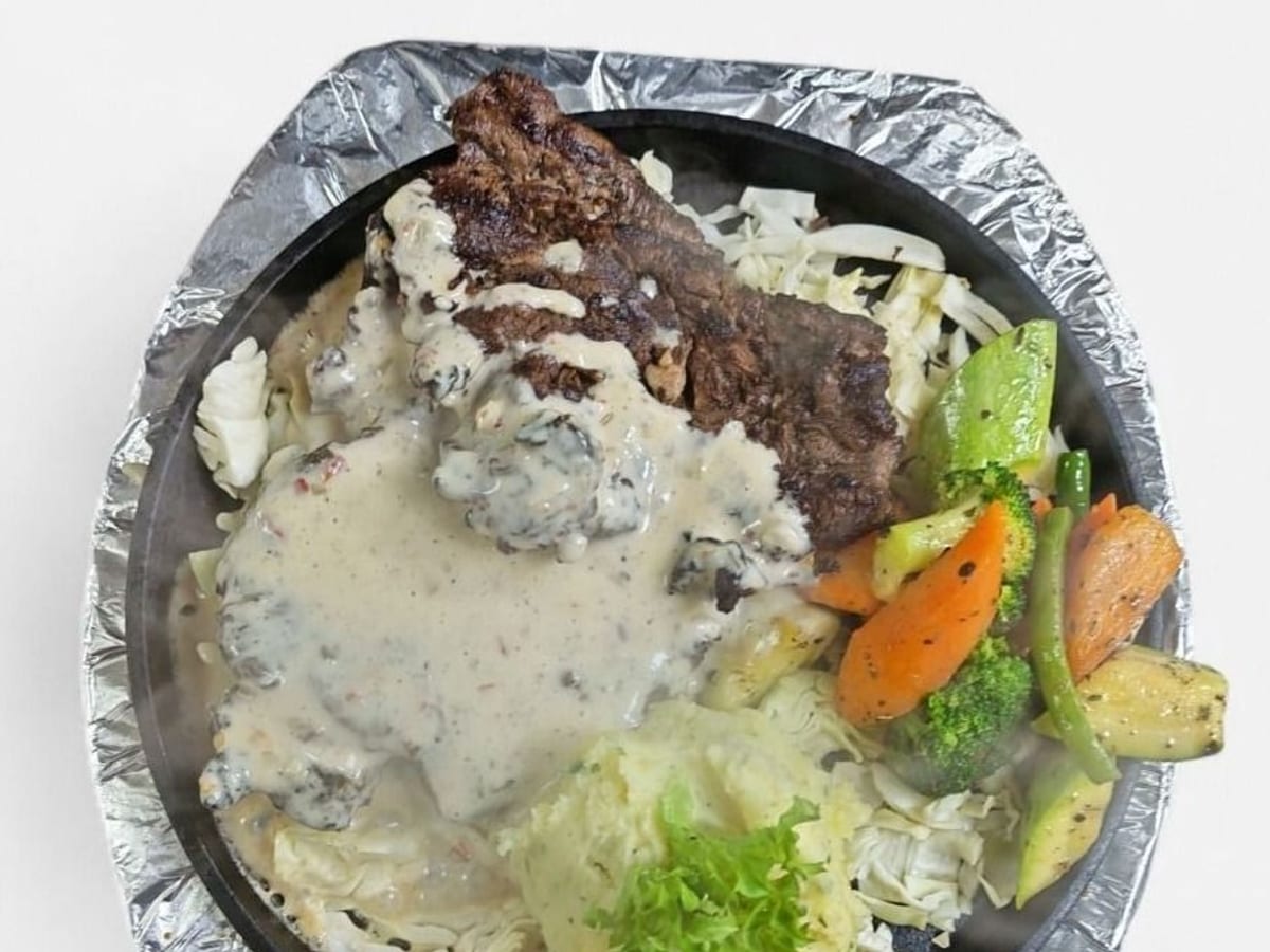 ستيك الطرخون — ستيك عصيري مشوي منكّه بالطرخون العطري وصلصة غنية وكريمية. يقدم مع الخضار السوتيه وخياركم من البطاطس المهروسة أ… | Cock "N" Bull, Sharjah